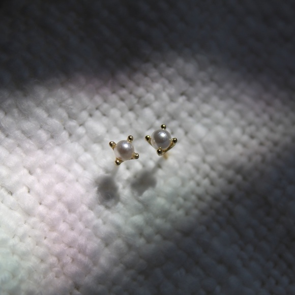 Sterling Silver Four-Claw Pearl & Gold Stud Earrings - Picture 5 of 7